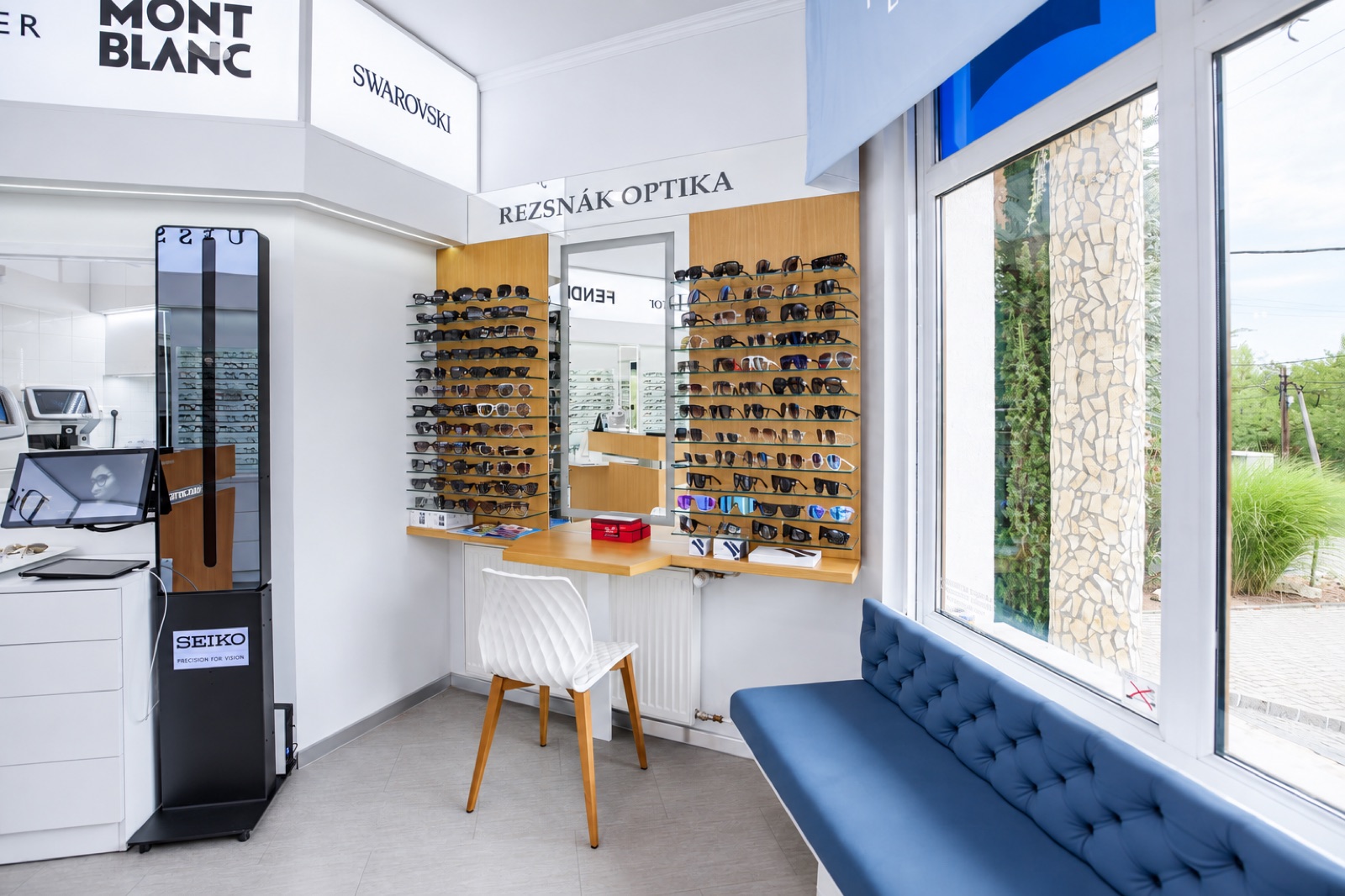 A Rezsnák Optika üzletének belső tere Solymáron