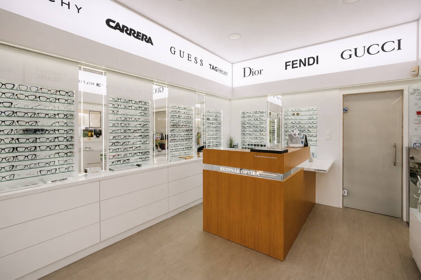 A Rezsnák Optika napszemüveg-kínálata az üzletben